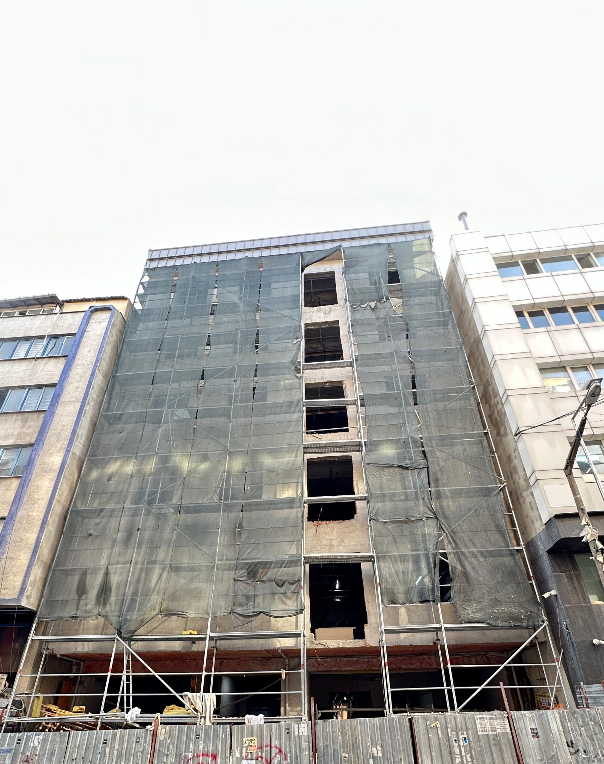 Binamızın arka cephesinin boya ve söve çalışmaları tamamlanmıştır.