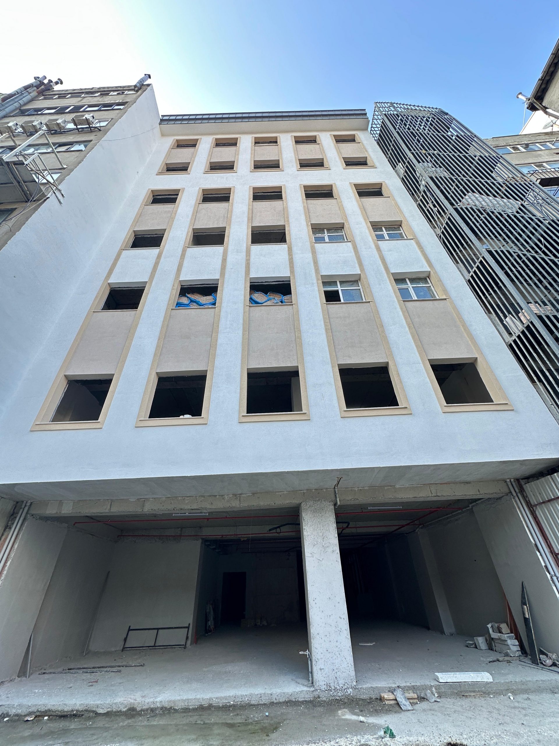 Binamızın arka cephesinin boya ve söve çalışmaları tamamlanmıştır.