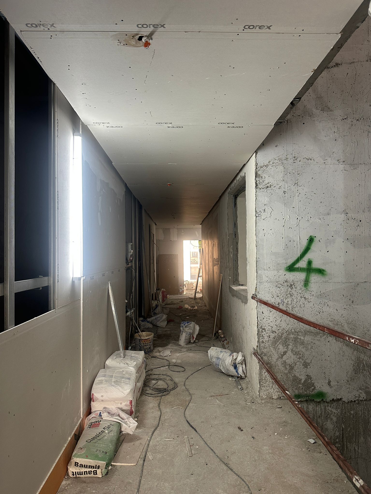 Koridorların kuru duvar ile kaplanması devam etmektedir.