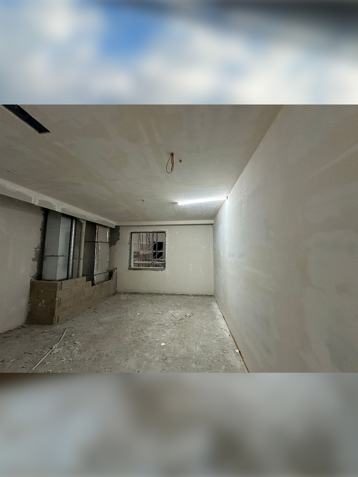 Kuru duvar ile oluşturulan Oda bölmelerimizin arşın tavan kaplama işçiliklerimiz devam etmektedir.