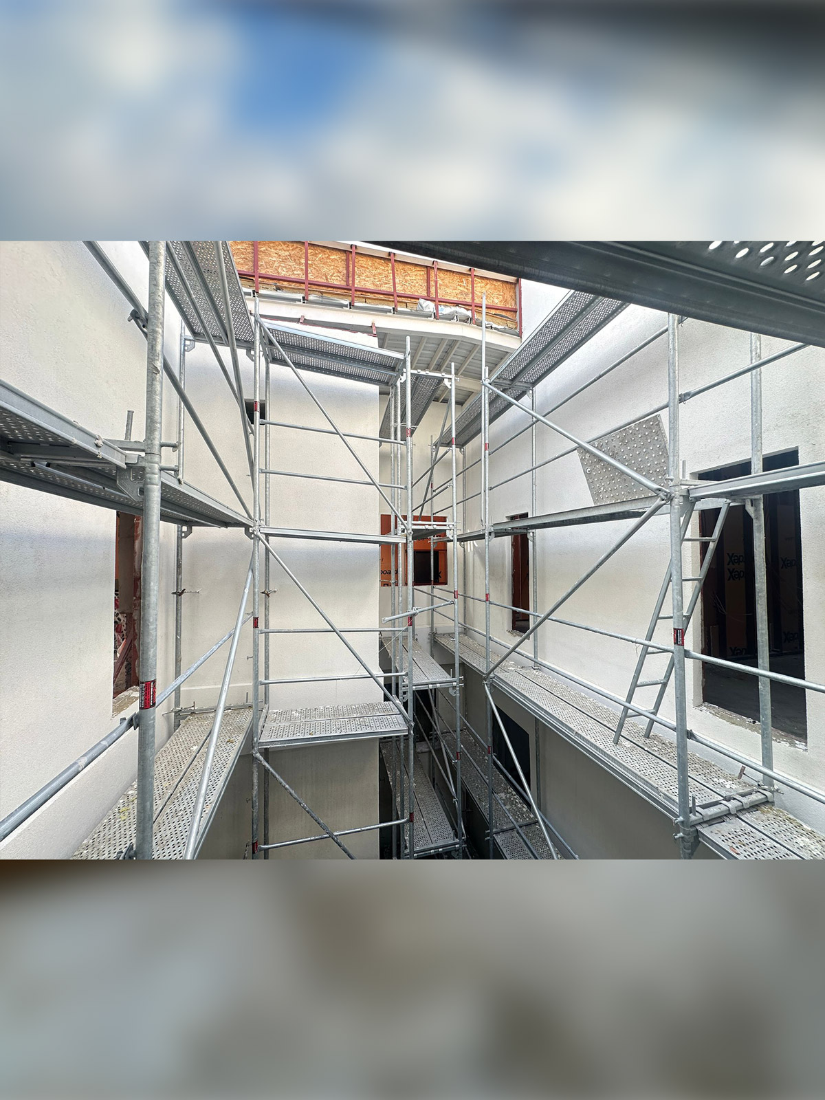 Galeri boşluğumuz;alçı işçiliklerinin nihayeti ile boya çalışmalarına geçilecektir.