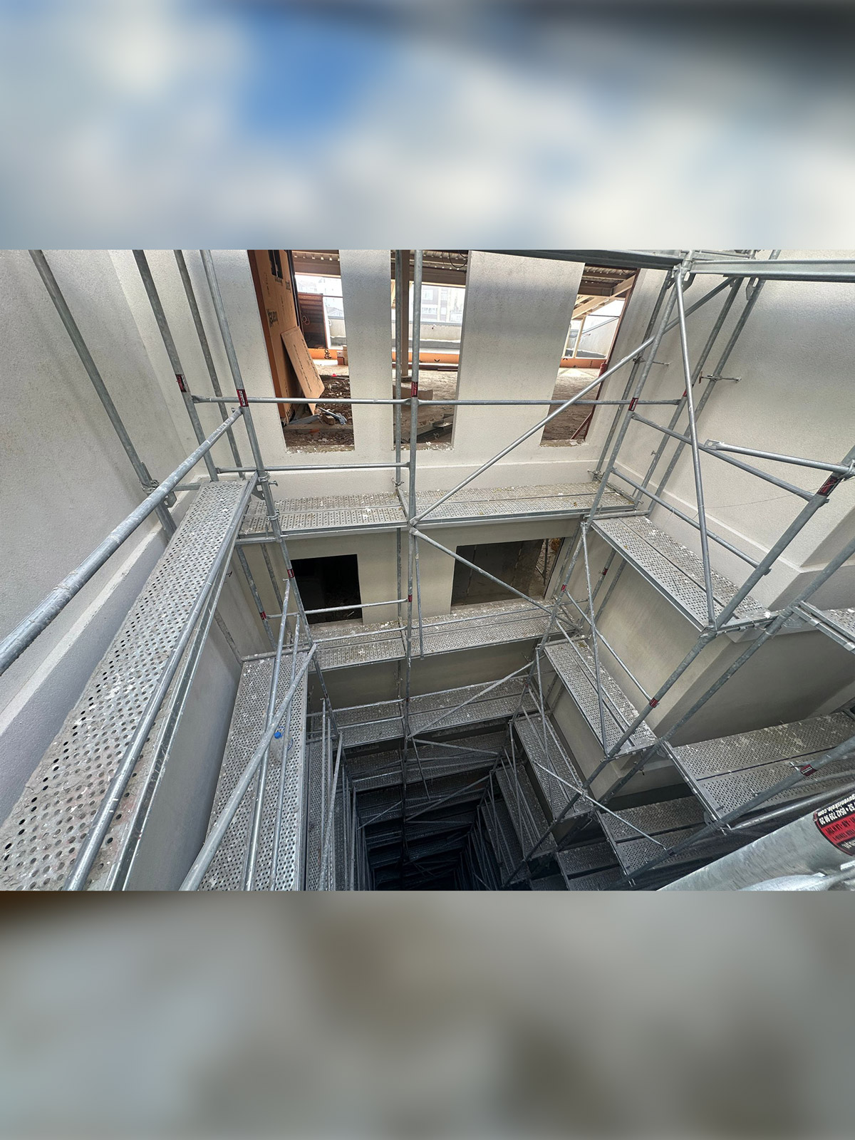 Galeri boşluğumuz;alçı işçiliklerinin nihayeti ile boya çalışmalarına geçilecektir.